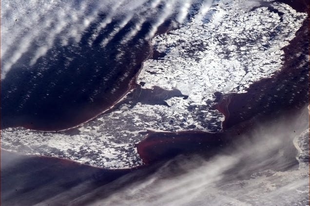 Awe-Inspiring Pictures Taken from the ISS as the New Year Begins
