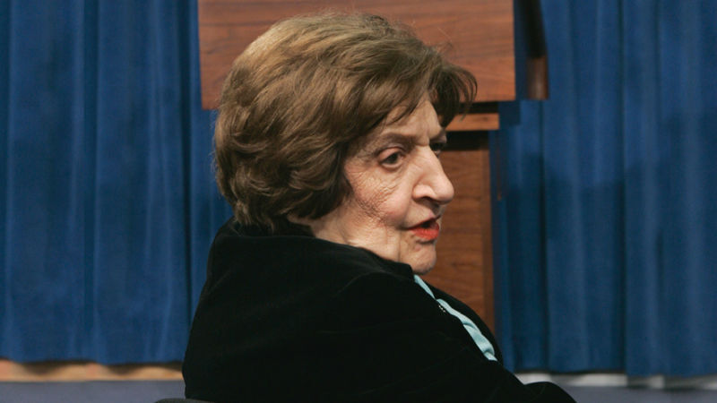 Helen Thomas, Pioneer Journalist Who Covered 9 Presidents, Dead at 92