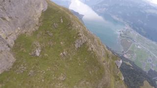 Este escalofriante salto en <em>wingsuit</em> pone los pelos de punta