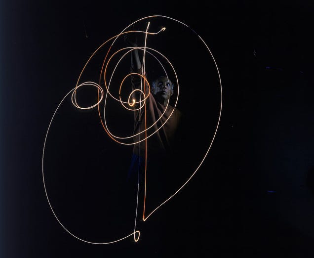 Beautiful vintage pictures of Picasso drawing with light