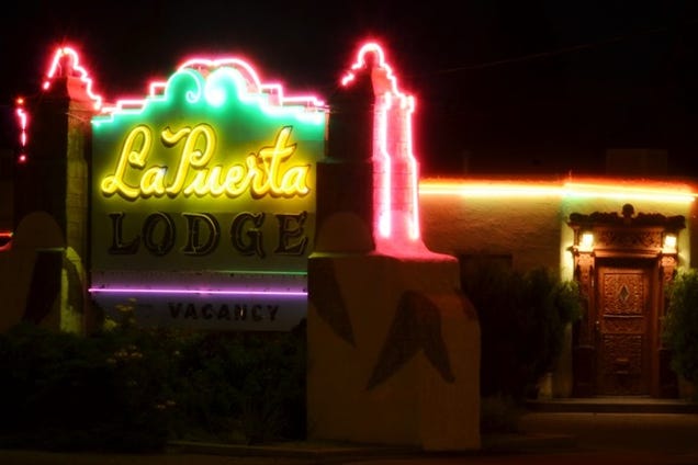 19 Dazzling Photos Of Neon Signs