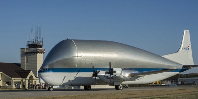 This Super-Sized Cargo Plane Carries NASA&#39;s Biggest Loads