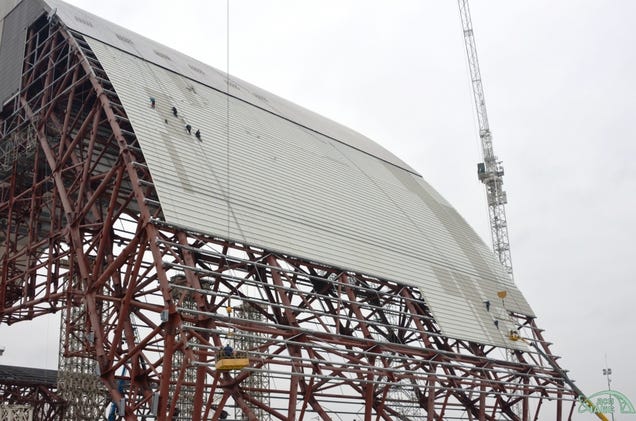 Así es la nueva y enorme cúpula que cubre el sarcófago de Chernóbil