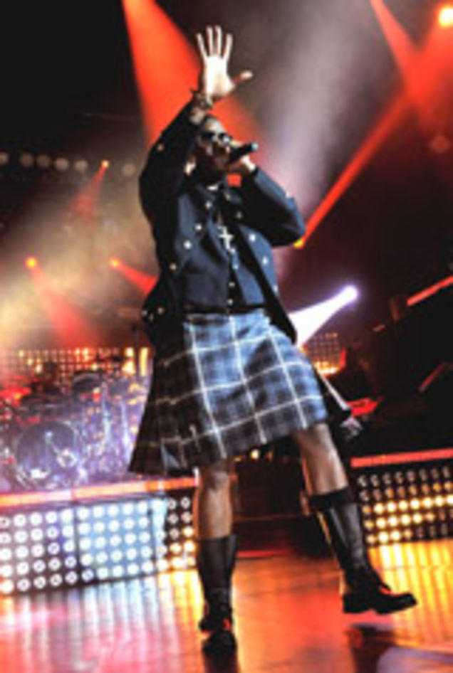 When Gisele Whispers 'Don't Leave' Into a Man's Ear, He Obeys