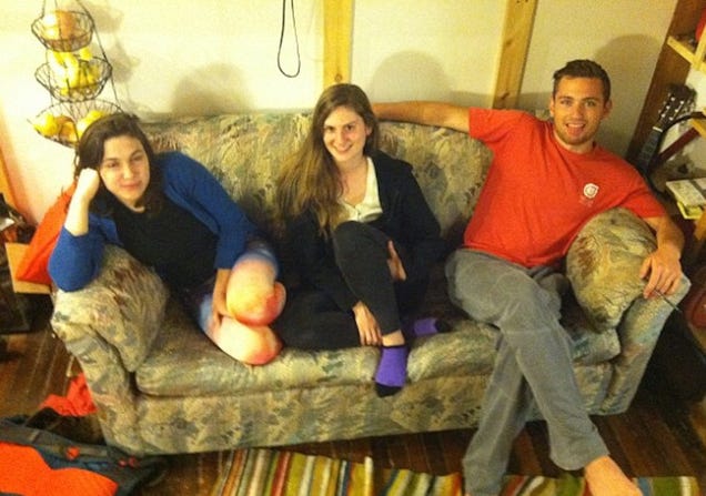 Roommates Find $41,000 in Used Couch, Return Cash to Elderly Owner