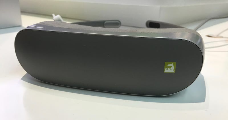 LG 360 VR Is One of the Shittiest Virtual Reality Headsets I've Ever Tried