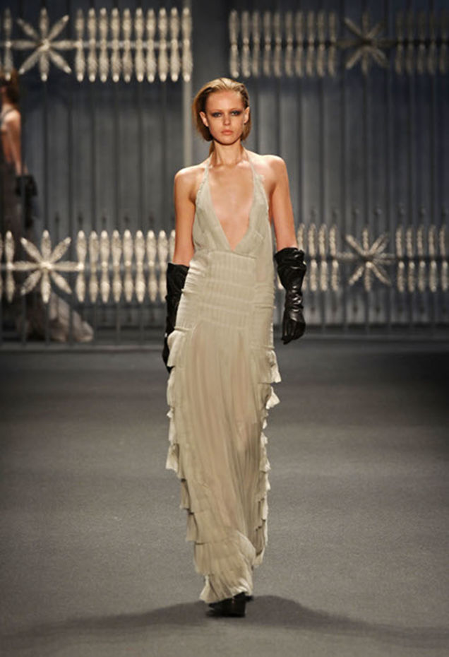 Vera Wang Makes Pleat Pleat Music