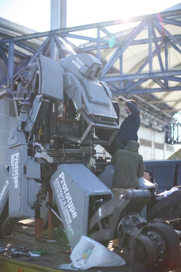 Holy heck, these Japanese hobbyists are building a 12-foot-tall pilotable mech