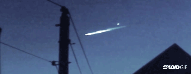 Que diabos é esse estranho UFO ejetando um orbe filmado na Califórnia?