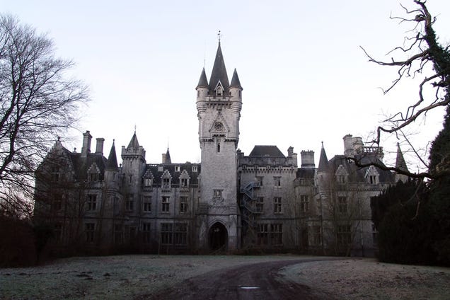 9 of the Most Fascinating Abandoned Mansions from Around the World