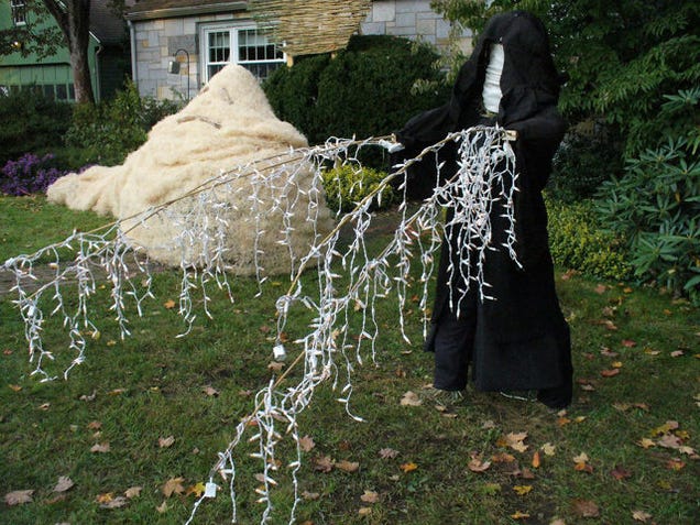 Star Wars made entirely out of scarecrows wins best Halloween lawn on this Earth