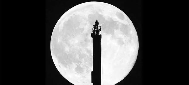 Spectacular video of the supermoon from the world's tallest building