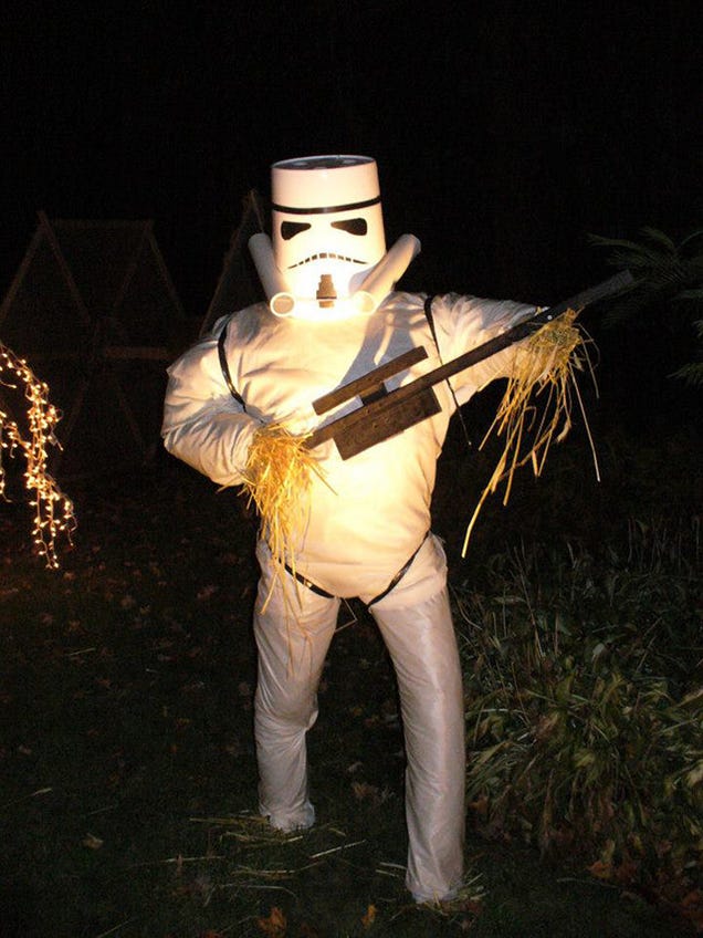 Star Wars made entirely out of scarecrows wins best Halloween lawn on this Earth