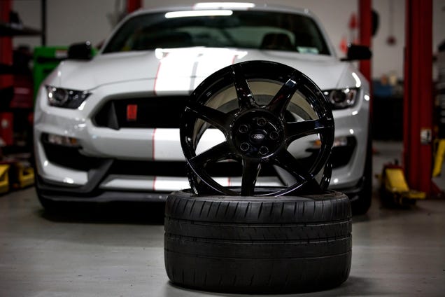 The Shelby GT350R's Super Light Carbon Fiber Wheels Use NASA Techology