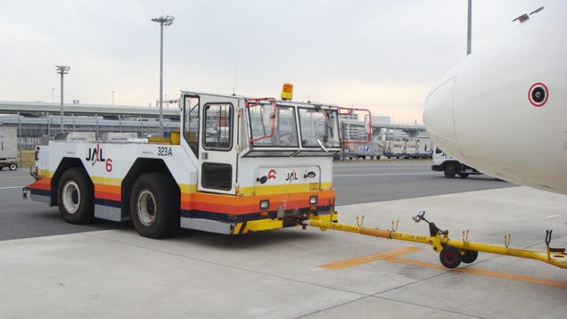 Pushback Tugs Are The Coolest Vehicles At The Airport