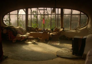 UK Man Builds Man-Sized Hobbit House for £3,000