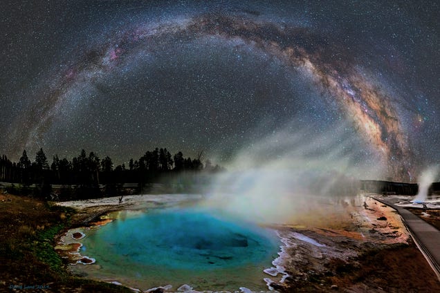 Amazing photo of the Milky Way over Yellowstone's alien hot springs