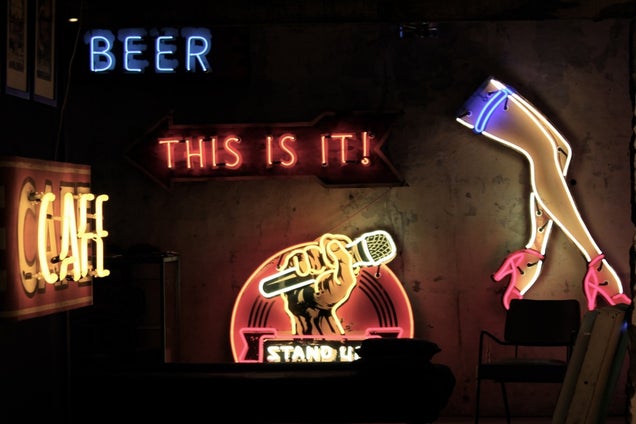 19 Dazzling Photos Of Neon Signs
