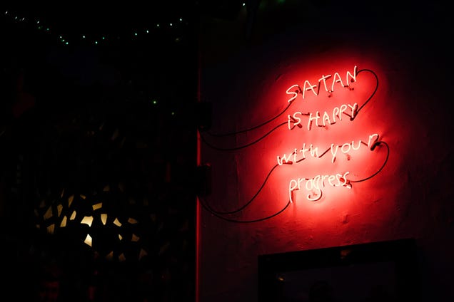 19 Dazzling Photos Of Neon Signs
