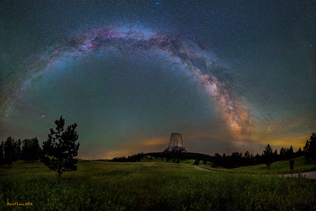 A magnificent photo of the Milky Way arching over Devils Tower