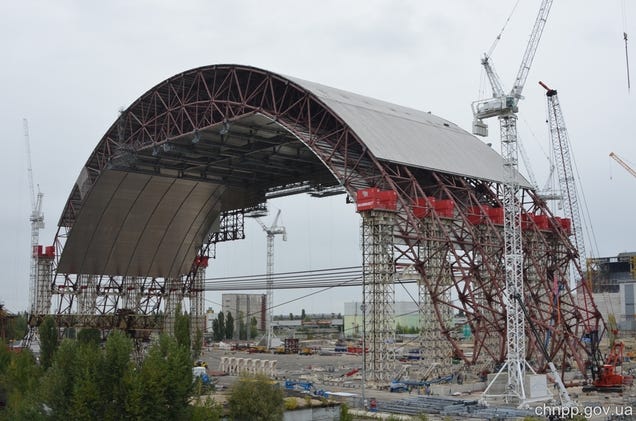 Así es la nueva y enorme cúpula que cubre el sarcófago de Chernóbil