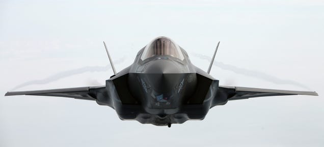 Here's Your New Wallpaper: A Pitch Perfect Photo of an F-35