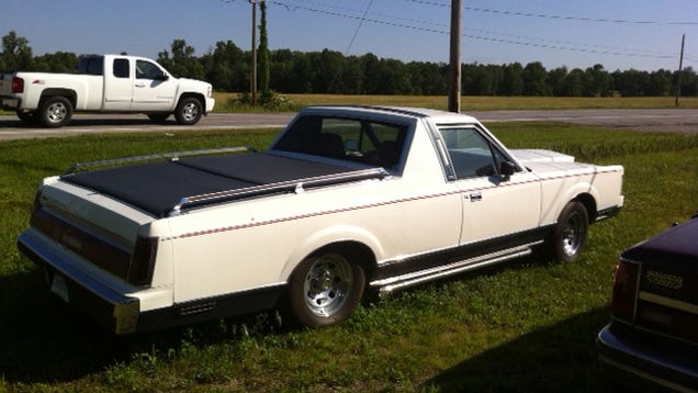 Lincoln Townchero looks like a truck but rides like a luxury car