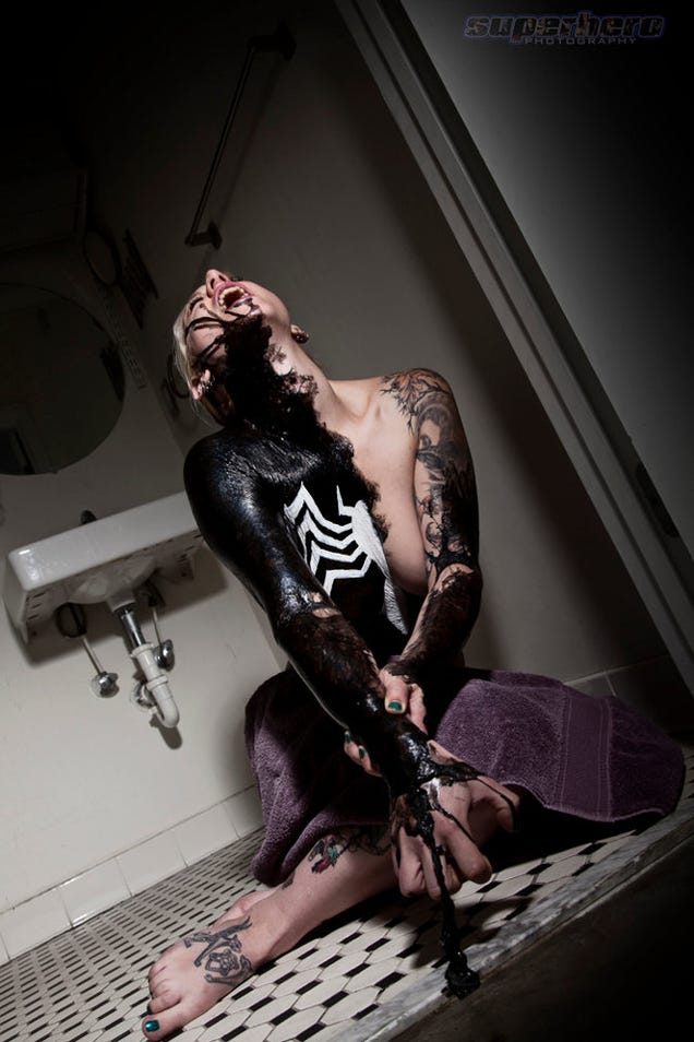 Sexy Venom cosplay makes good use of liquid latex