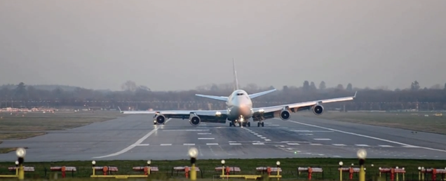 Watch a Boeing 747 Jumbo Jet land without one of its landing gears