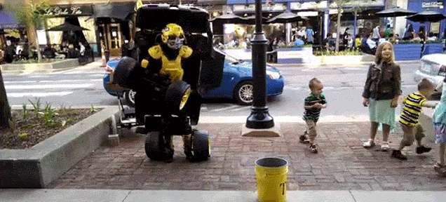 [Animation] Street Performer dressed up like Bumble bee Transforms