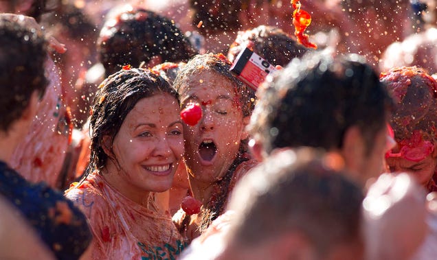 Dutch Stage Gigantic, Messy Tomato Fight to Protest Russian Sanctions