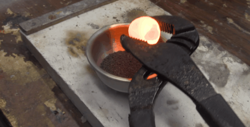 La receta para que la bola de níquel al rojo desate un infierno: pólvora y nitrógeno líquido
