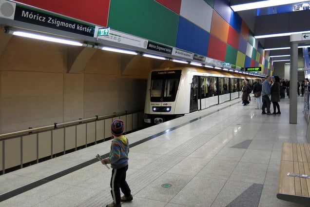 La nueva línea de metro de Budapest es un psicodélico viaje de diseño 656038489411962185