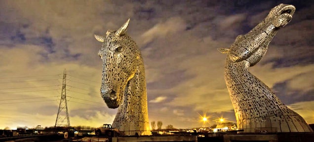 Time-lapse: The making of two 98-foot-high metal horse heads