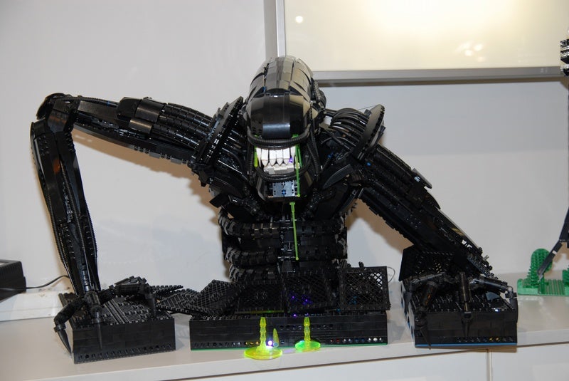 xenomorph queen lego