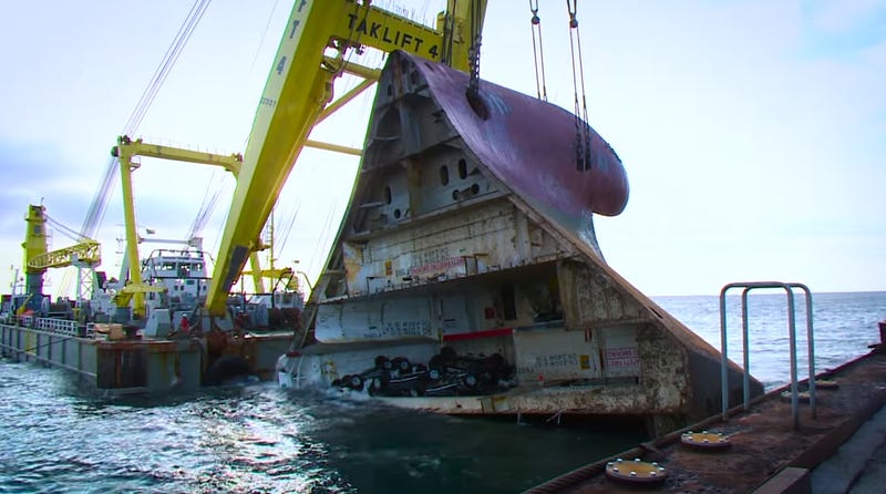 Así es el increíble proceso de rescatar un barco de 13.000 toneladas del fondo del mar