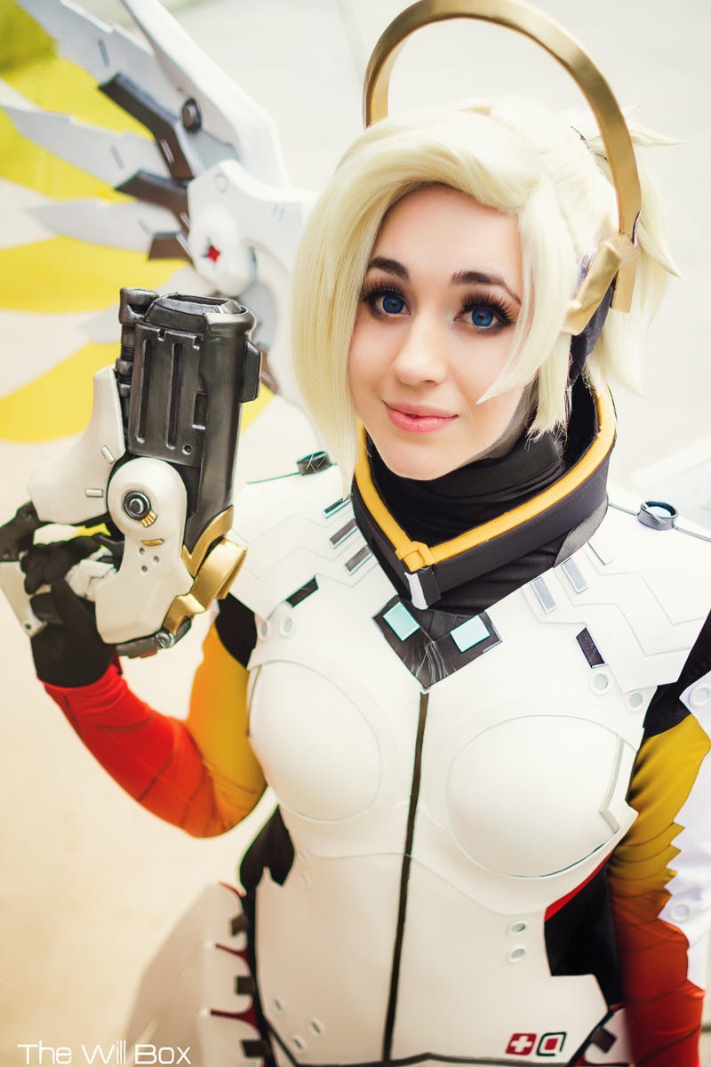 Overwatch Cosplay Will Never Forget The Butt Pose