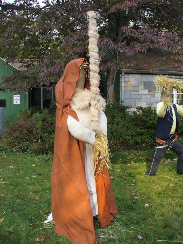 Star Wars made entirely out of scarecrows wins best Halloween lawn on this Earth