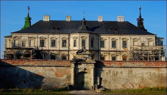 9 of the Most Fascinating Abandoned Mansions from Around the World