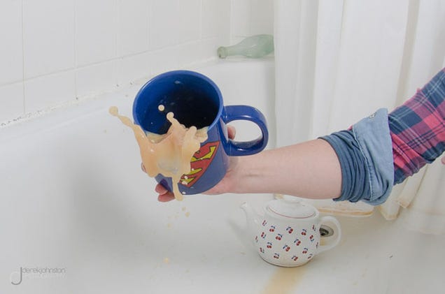 Man Creates Awesome Wiping Out-In-Kitchen Selfie