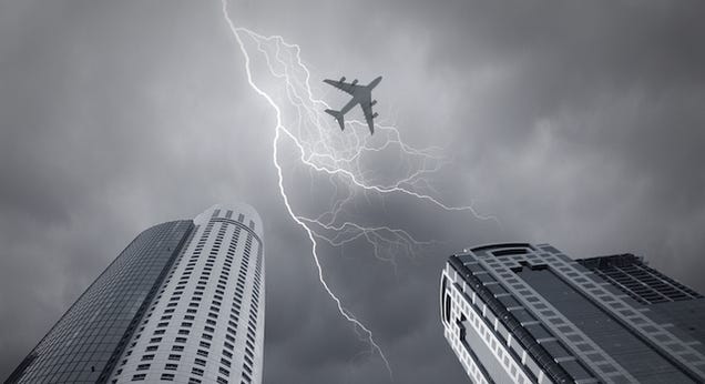 Por qué no ocurre nada cuando un rayo cae en un avión?