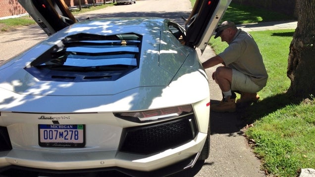 Damn This Lambo Attracts Attention