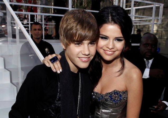 Selena Gomez Removes Purity Ring, Horrifying Parents & Bieber Fans