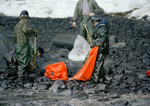 10 Haunting Photos From the Exxon Valdez Oil Spill Catastrophe