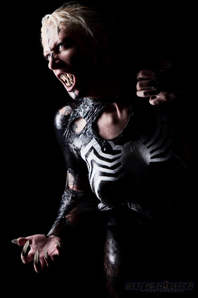 Sexy Venom cosplay makes good use of liquid latex