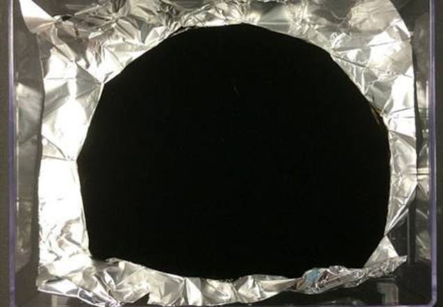 Científicos crean el material más negro del mundo