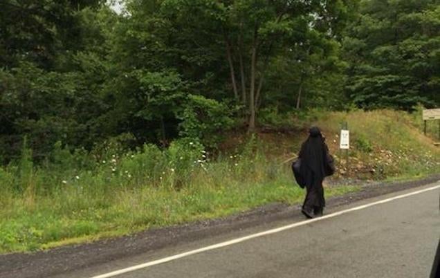 Misteriosa "Woman in Black" Roams estradas da Geórgia para Ohio