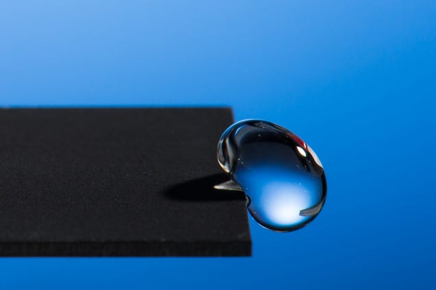 Crean con láser un metal que repele el agua por completo y para siempre