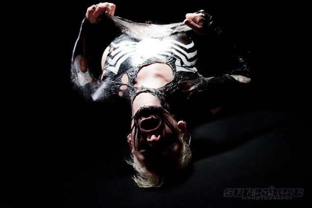 Sexy Venom cosplay makes good use of liquid latex