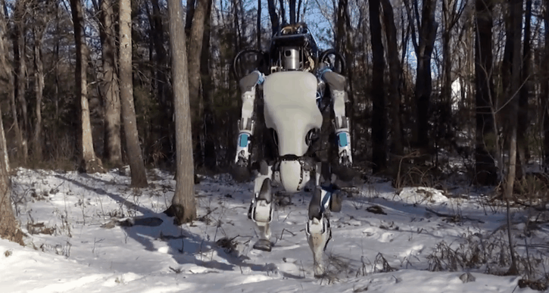 Robot que camina y levanta objetos La nueva versión del robot Atlas de Boston Dynamics camina y levanta objetos sin problemas